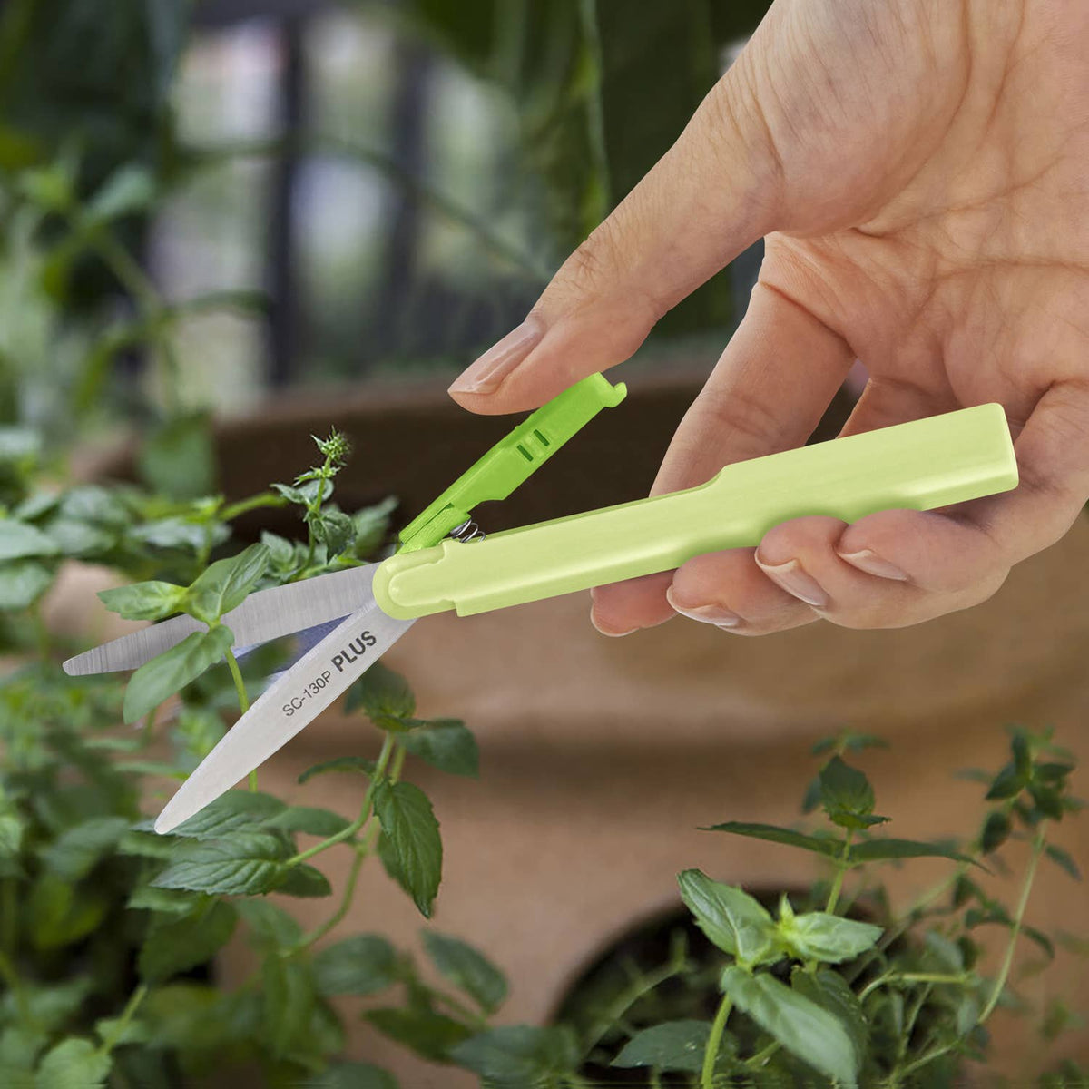 Twiggy™ Curved Blade Scissors